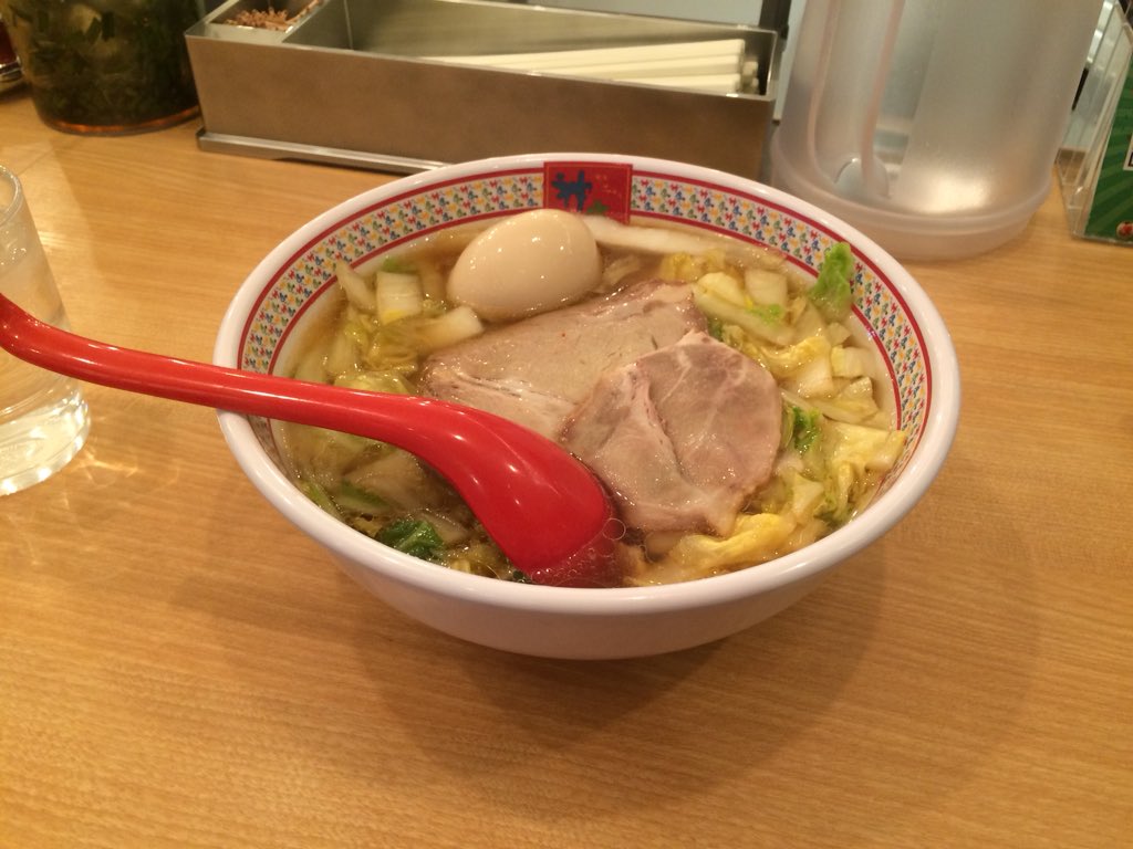 歌舞伎町は豚骨ラーメンなど濃いラーメンが主流だが、
たまに食べる醤油ラーメンも極上の逸品。