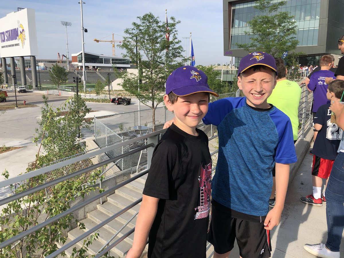 DavidKeyes's tweet photo. @Hyundai @KyleRudolph82 #BecauseFootball https://t.co/7w42FGKFg2