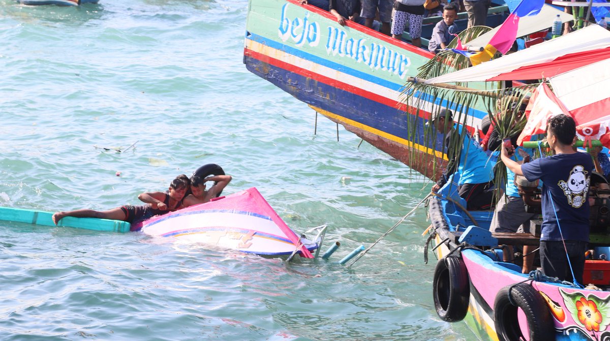 Salah satu tradisi Jepara untuk mensyukuri hasil laut, Pesta Lomban 2018 digelar pagi tadi di tengah laut perairan Pulau Panjang.