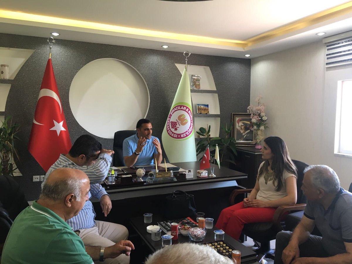 DbpHdp's tweet photo. Millet Vekili Adaylarımız Şerif Bendaş ve Roza Yazmacı Katılımlarıyla Şiracılar ve Kuruyemişciler Esnaf Odasını Ziyaret Ettik #1OyDemirtaşa1OyHDPye #SenleDeğișir #yedi24hdp https://t.co/yBrzxMmbYX