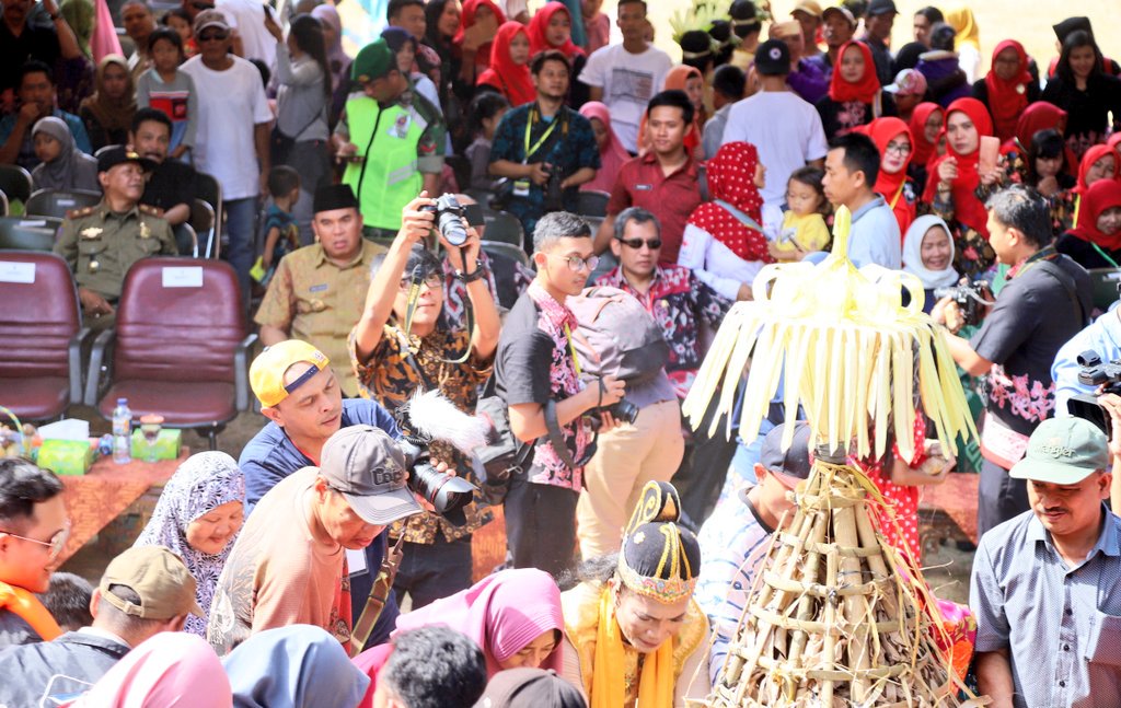 Festival Kupat &amp; Lepet juga turut melengkapi rangkaian Pesta Lomban 2018, digelar di Pantai Kartini Jepara dengan menyuguhkan gunungan yg berisi kupat serta lepet. #jeparamempesona