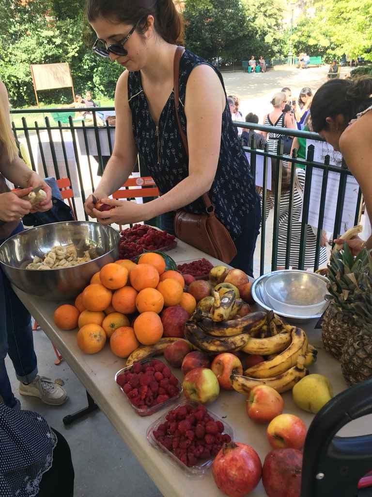 Préparation de salade de fruits Freegan avec les <a href="/lesecocharlie/">Les Éco-Charlie</a> et le <a href="/RepairCafeParis/">Repair Café Paris</a>. On vous attend pour le goûter !