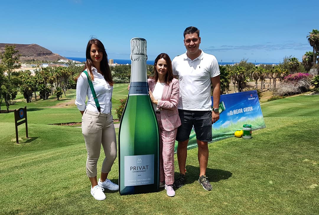 GolfAmericas's tweet photo. Una decena de puntos de restauración con bollería, bocadillos repostería y fruta: carpa desayuno en driving range, carpa #HeinekenCanarias, 2 #foodtrucks,  puesto de #hotdogs y carpas entrehoyos, cerveza #Heineken #cavaprivat de @Perelada @LadronManzanas #incabe #golflasamericas https://t.co/CQZgxEah4K