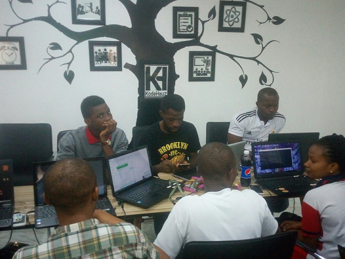 Tueloper's tweet image. Python Meetup
Meet our host @agatevureglory treating us with the best Meetup ever. Break out session in progress.
#pythonMeetupEket @ThePSF @kodehauz @cjustinobi
