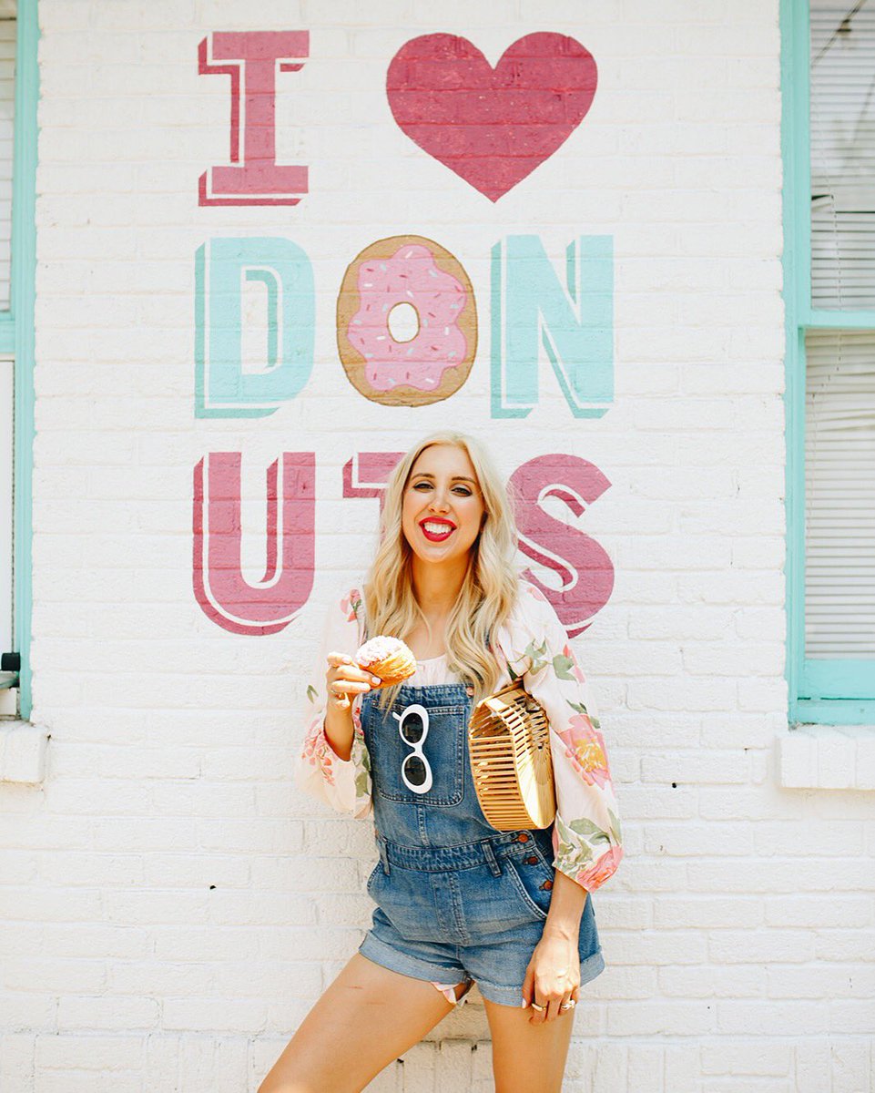 Donut worry, 🐝 happy! It’s the weekend babes, TREAT YO’ SELF ✨✨! #blushandcamo #sweettooth