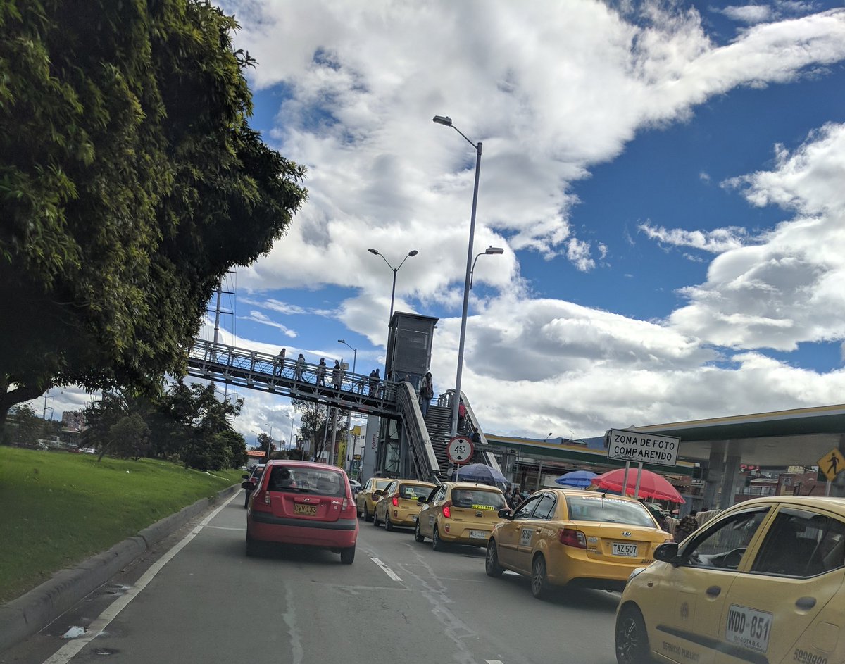 Taxistas estacionados en un carril de la paralela, Bicitaxis estacionados en los #AndenesParaPeatones son el día a día de la Estación de Toberin.
Muchos reportes sin solución.
<a href="/SectorMovilidad/">Movilidad Bogotá</a> <a href="/yalenajacome/">Yalena Jácome</a> <a href="/BogotaET/">EL TIEMPO Bogotá</a>