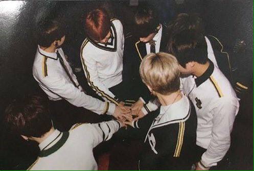 singxlaritae's tweet photo. TEAMWORK MAKES THE DREAM WORK. https://t.co/SZC8SXH0n5