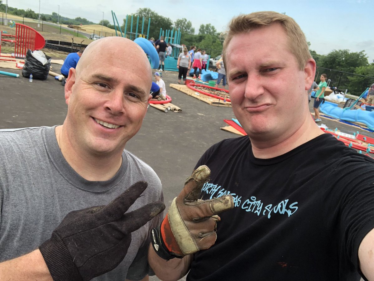 kyle_bundy04's tweet photo. Playground day @RisingHillElem! #RiseUp #gettinworkdone for @NKCSchools https://t.co/tZi1P1mVQ1