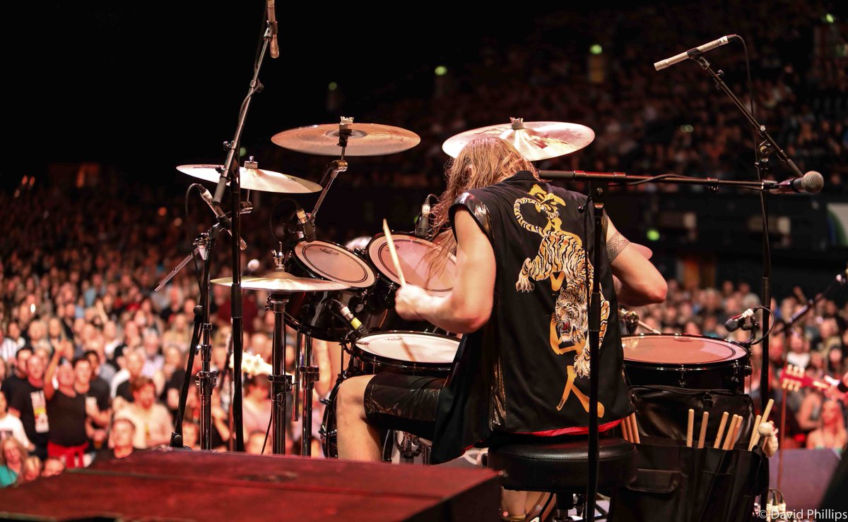 We saw Rufus Taylor and his band @thedarkness at Wembley Arena. ✔️out his setup! #dwdrums 🔥