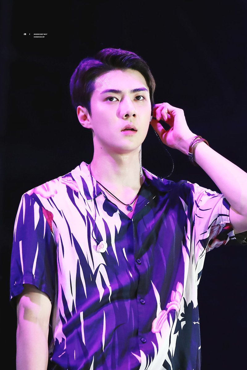 iridescent_boy's tweet photo. 세훈 미모가 마젠타를 이겨버렷서😈
#세훈 #SEHUN @weareoneEXO 

https://t.co/BLz3MKy0c2 https://t.co/JSFYN4hImU https://t.co/47TOCd9V7r