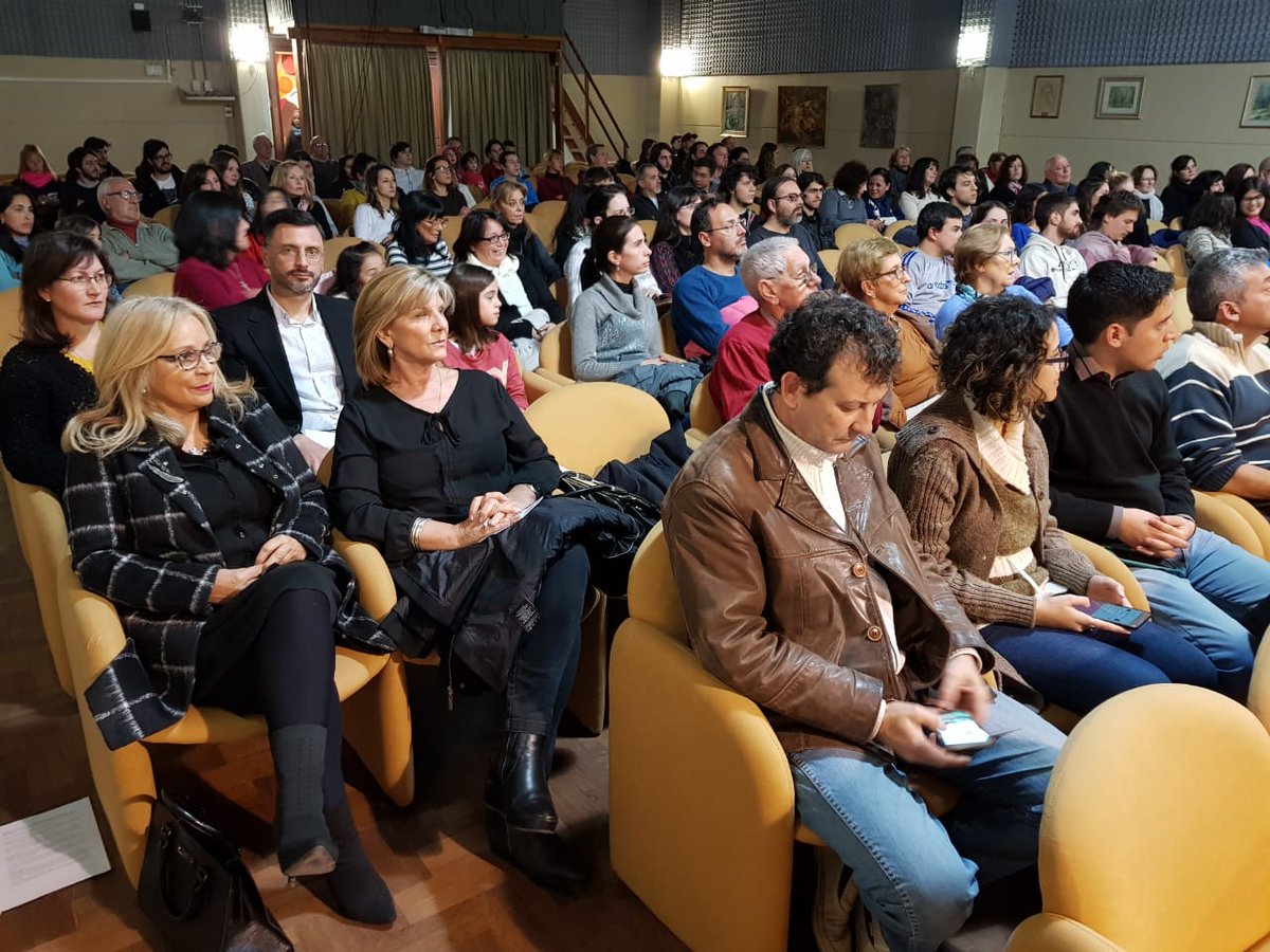 AgCbaCultura's tweet photo. La presidenta de @AgCbaCultura @NoraBedano acompañada por el dir del conservatorio de música, Germán Ruiz de #VillaMaria ,dieron a conocer en una conferencia de prensa,que músicos del @TeatroColon dictarán una clínica y brindarán un concierto. 🎶

 #Federalizando #EntreTodos https://t.co/Topgga9DAq