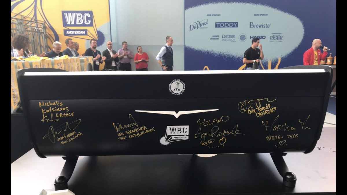 We hebben geweldig nieuws.  De officiële espressomachine van het World Barista Championship in Amsterdam komt naar ons. Met handtekeningen van alle 6 finalisten.