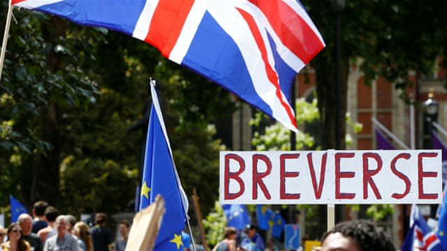 Dimigaza's tweet photo. Pro-EU demonstrators in London demand a second public vote on Britain's EU membership, two @AJEnglish https://t.co/ZuSpkxkd7a #BREXITforBREAKFAST #StopBrexitSaturday #BrexitIsPersonal #FinalSayForAll https://t.co/3sYF6dr1cN