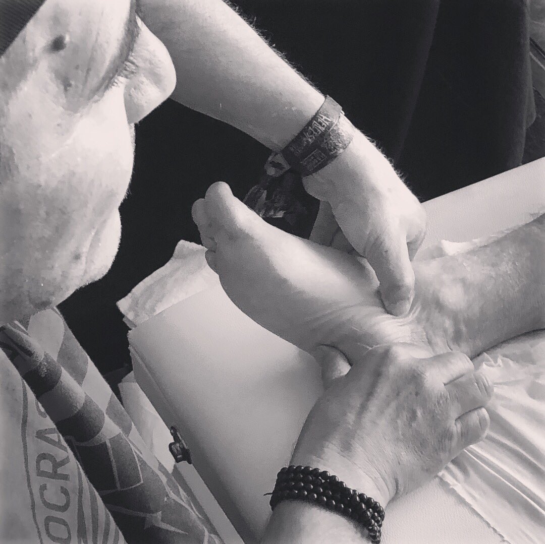 Hellfest_cult's tweet photo. Reflexologie dans le hellfest cult ! Soins assure par notre magicien eric kluth , membre adhérant du cult depuis la creation ! C’est le pied ! @hellfestopenair @Hellfest_cult #soins  #reflexologue https://t.co/vdVh1QF9nA