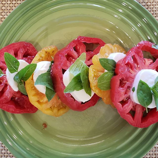 wineandshallots's tweet photo. Caprese!
#basil #mozzarella #basil #summergarden https://t.co/uvMp8dGdjB https://t.co/JbsvcLu7DM