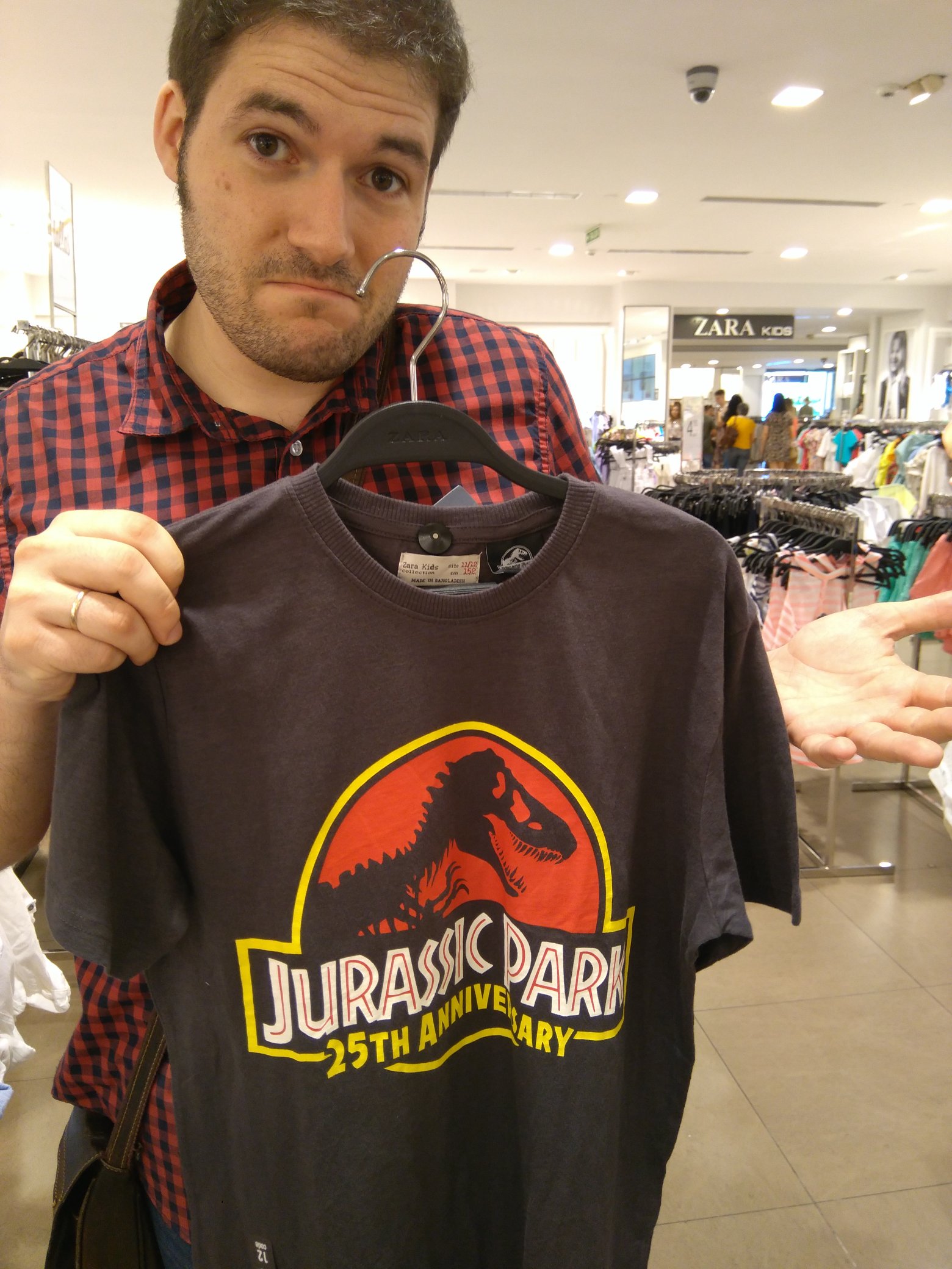 ZARA på Twitter: "@Jon_Valera @Dino_Busters @DinopolisTeruel @Hispanosaurus @YofuiaEGB @ColectivoCroma @Museojurasico @ILopezMunoz @El_Pakozoico @pakozoic @JurassicWorld_4 Gracias por tu respuesta, Jon. Por el la camiseta con el logo que nos ...