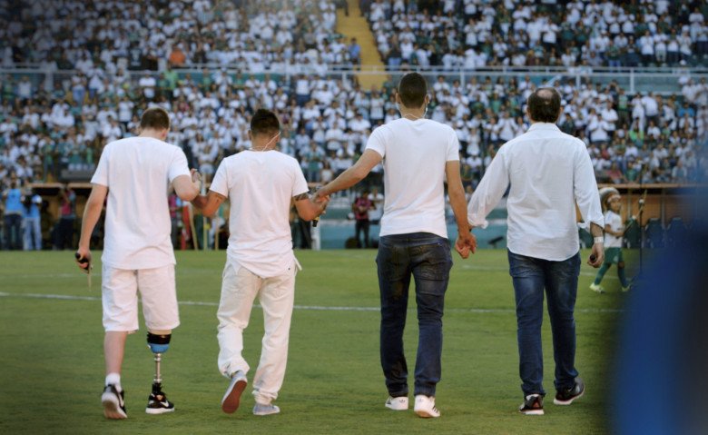 #NossaChape Review: Soccer Documentary Is a Remarkable Look at How Tragedy, Triumph, and Sports Intersect bit.ly/2MTaWNM