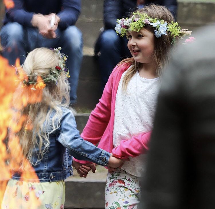 St. Jansfeest op basisschool De Windkanter #vrijeschool #Hilversum
Wat een prachtig feest, met picknick, spelletjes en springen over het vuur. En wat een wonder te zien hoe de school zo snel groeit naar een hechte gemeenschap van kinderen, ouders en leerkrachten.