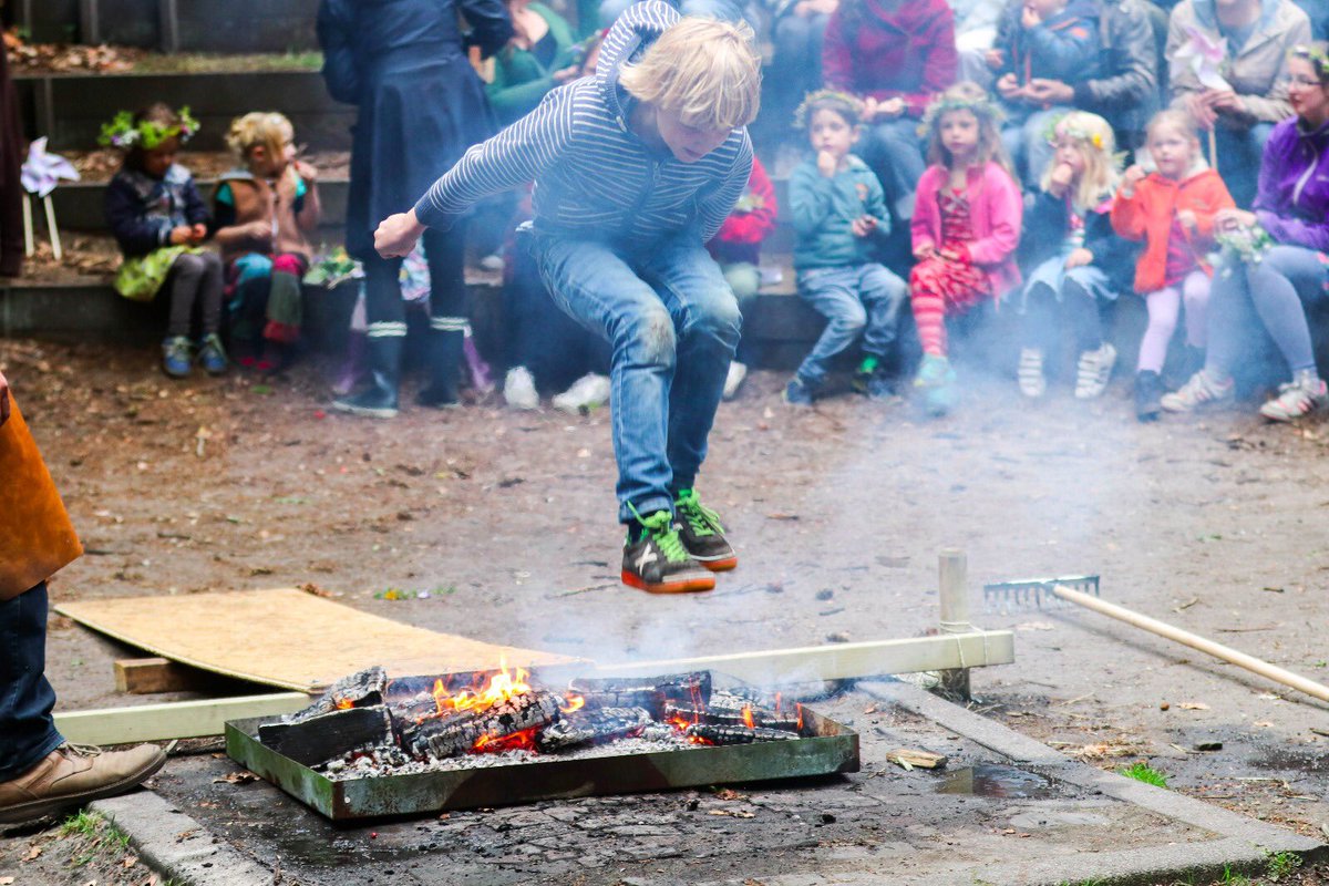 DeWindkanter's tweet photo. St. Jansfeest op basisschool De Windkanter #vrijeschool #Hilversum
Wat een prachtig feest, met picknick, spelletjes en springen over het vuur. En wat een wonder te zien hoe de school zo snel groeit naar een hechte gemeenschap van kinderen, ouders en leerkrachten. https://t.co/jZhpW1d1Ho