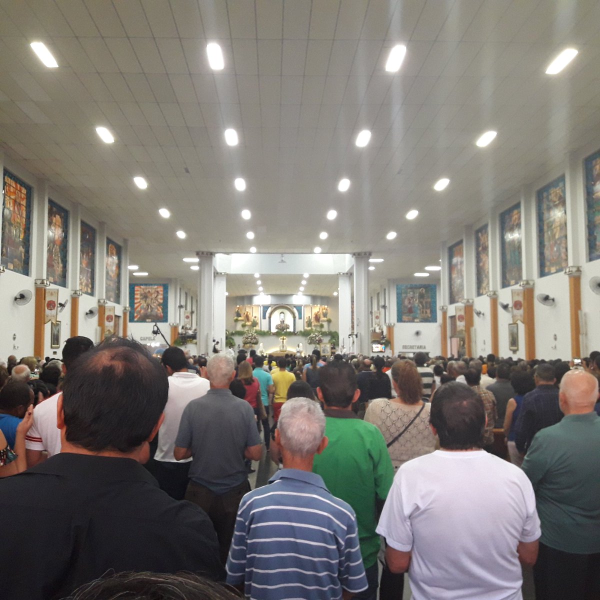 svieiracosta's tweet photo. Olha só como está a Basílica agora, em #Trindade. @padrerobson celebrando nesta #Romaria2018. O Centro da #CapitaldaFé está tomado por nativos e principalmente por turistas. Pode vir que aqui tem Romaria até a semana que vem. Hoje é só o terceiro dia da #FestadeTrindade https://t.co/9vxzgaqt2J