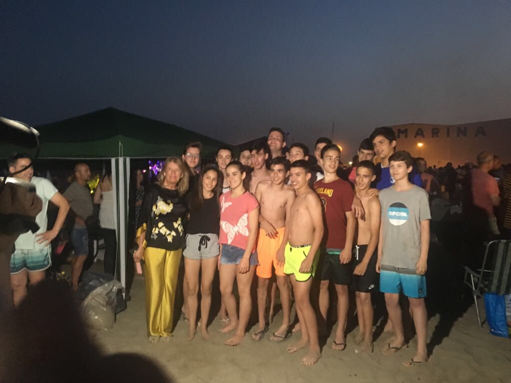 CBMarbella1's tweet photo. 🐟 Gracias @AngelesMunoz_ por visitar la #Espetada azulona en la #PlayadelCable y pasar unos momentos con el @CBMarbella1. https://t.co/Zx05h6UBCv