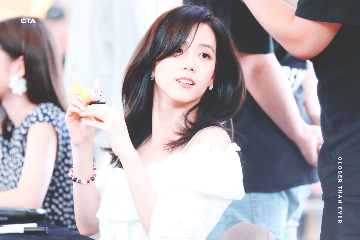 JISOO_MEDIA's tweet photo. she’s so beautiful 😭
#블랙핑크 #jisoo
#blackpink #지수 https://t.co/EN21dCvTq2