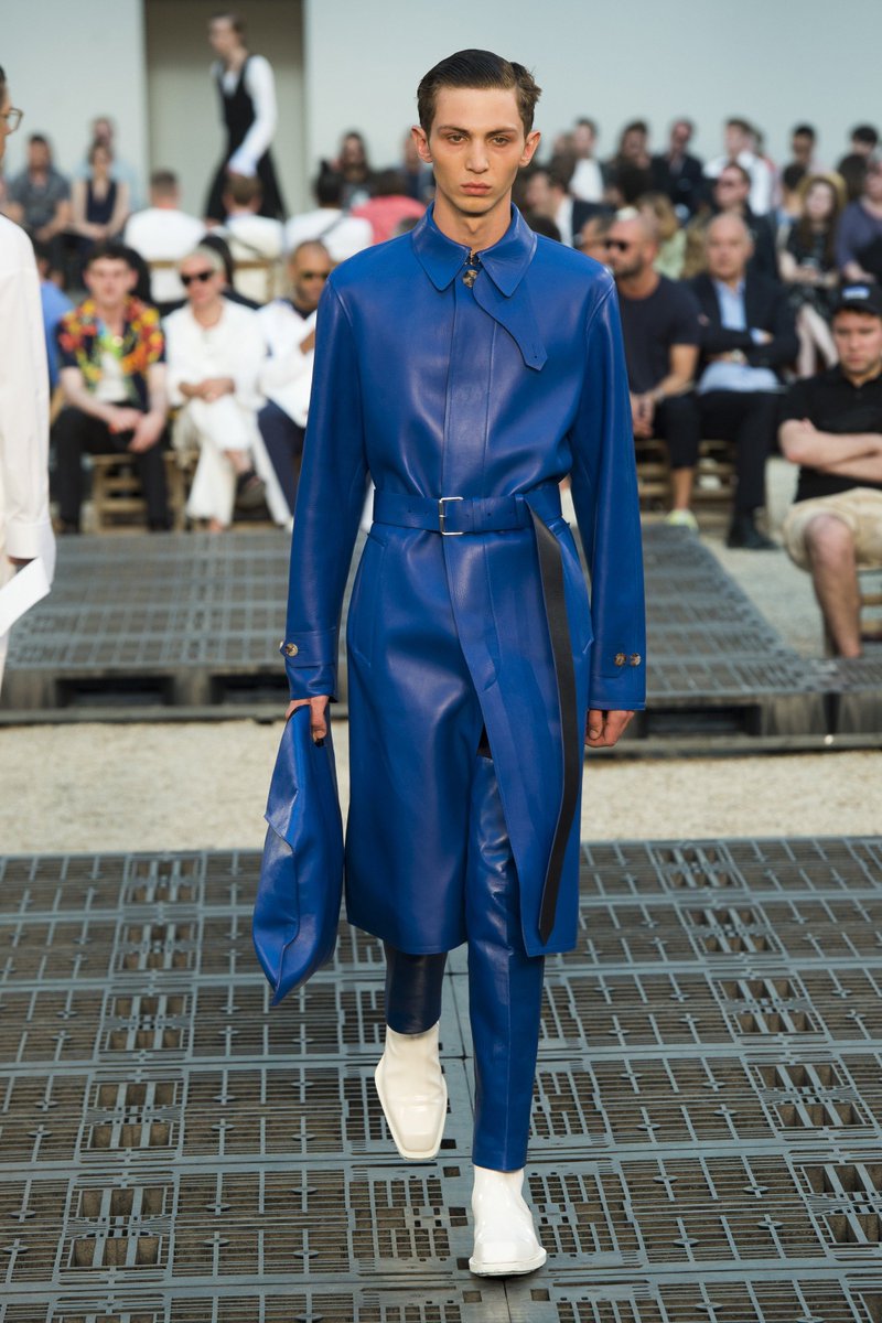 StudioFWI's tweet photo. Alexander McQueen SS19 ~ https://t.co/Ybjkbff152