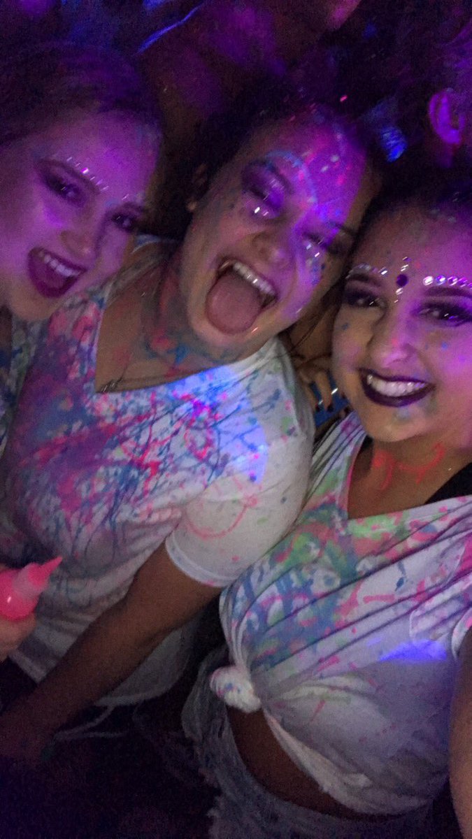 cattherrineee's tweet photo. friday nights are for the girls β€οΈπππππ§‘ #glowrage https://t.co/cZpYBFjpOQ