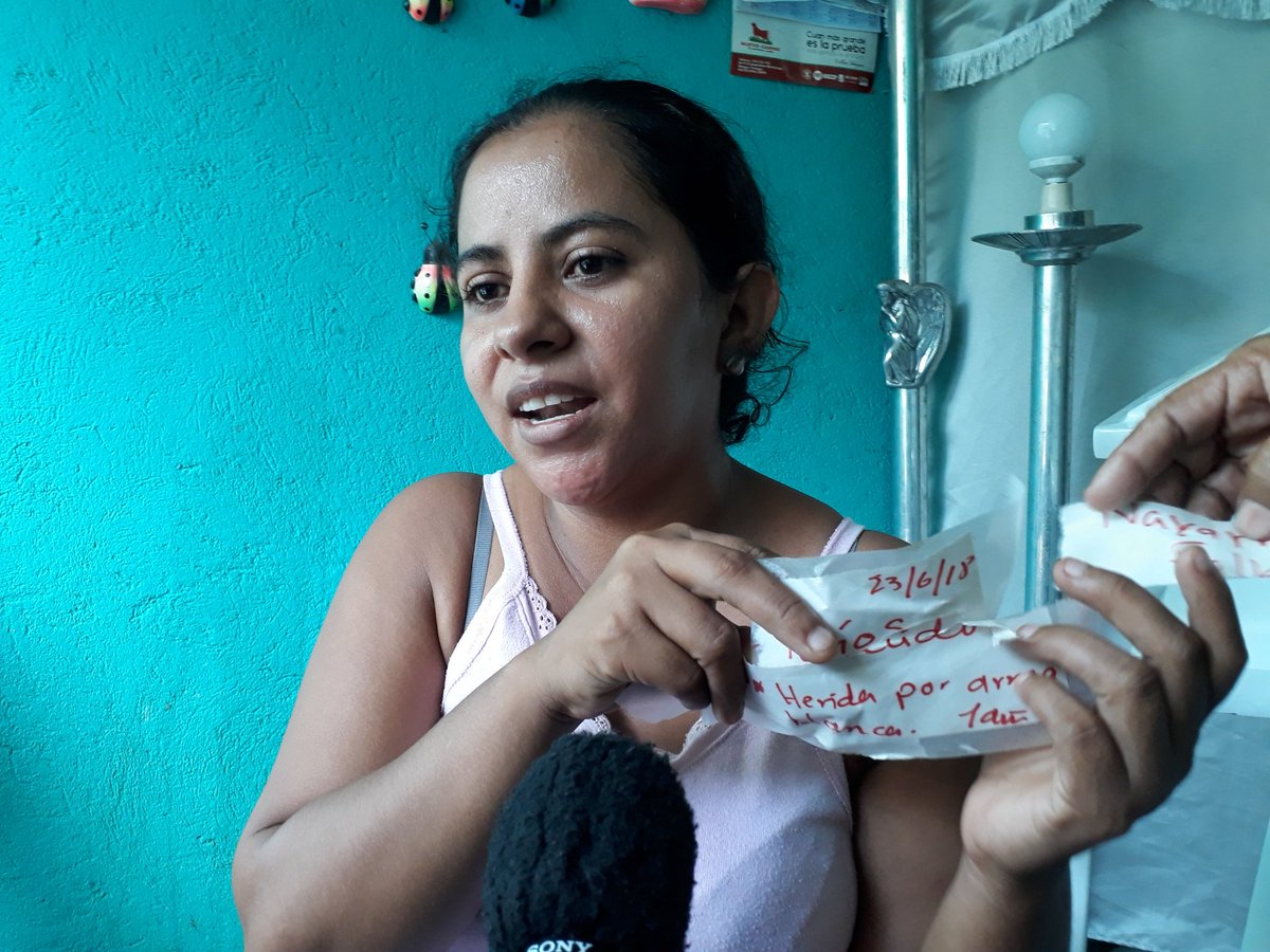 YamconYe's tweet photo. Karina Navarrete, madre del niño de un año asesinado hoy, desmiente versión oficialista. "Los policías mataron a mi niño", afirma. @confidencial_ni https://t.co/x5PqKlkglC