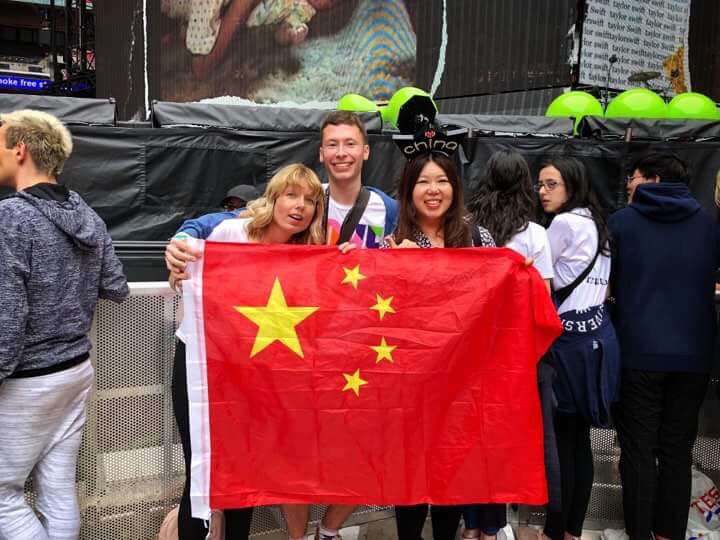 UrskaMaucic's tweet photo. Met some amazing people today ❤️ #ReputationTourLondon https://t.co/2nU0uErjgM