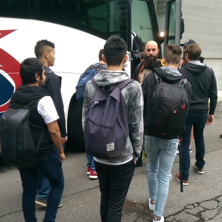 gocr4zy's tweet image. The teams heading out to the @amazon #MobileMasters LAN - May the best team win! #COPSESPORTS