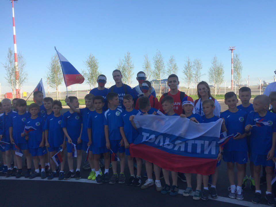 sdmsamara's tweet photo. Сегодня встречали российскую сборную по футболу в аэропорту. В общем, это была отличная, душевная и по-настоящему радостная суббота! ⚽ https://t.co/eCTfvUR4K5