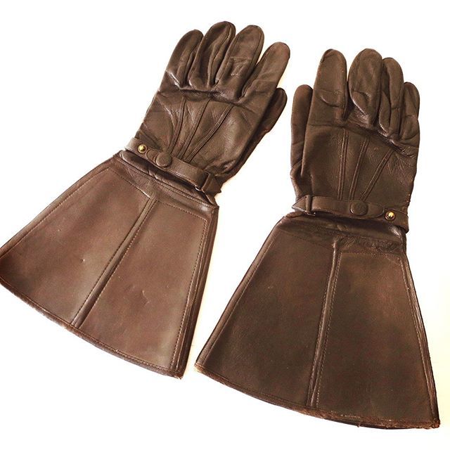JeanASarrazin's tweet photo. Darth Vader is a biker.
Darth Vader est un motard.

Vintage Hansens Milwaukee leather motorcycle gloves. Brass buttons and long conic sleeves. Found in Montreal, Quebec. Sold.

#darthvader #movieprops #vintagestarwars #montreal #quebec #luxuryboutique #l… https://t.co/FWkAj2OkdW https://t.co/qYUEfa11Or