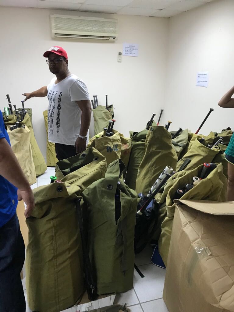 Por fin salió el segundo Conteiner que la fundación Melvin Mora manda a la Isla De Aruba de implementos deportivos.