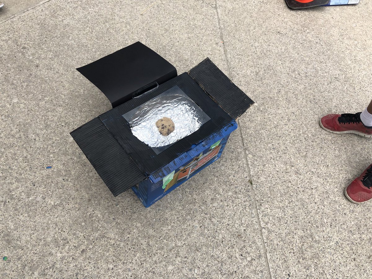 MissD_Teach's tweet image. Solar Ovens baking cookies as we wrap up our Heat in the Environment unit!#ycdsb21c #techcurr #makerspacechat