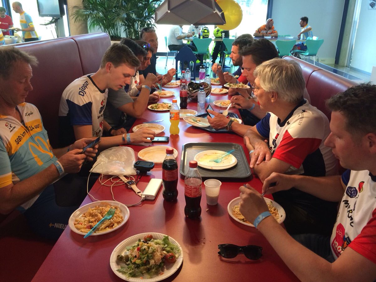 De eerste etappe zit er op. Na het eten, zijn we aan etappe 2 begonnen!