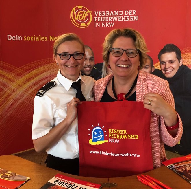 Heute war der <a href="/VdFNRW/">VdF NRW</a> mit einem Infostand zu Gast beim SPD-Landesparteitag in Bochum. Auch die SPD-Vorsitzende Andrea Nahles besuchte den Feuerwehrstand. Unser Bild zeigt Bundesumweltministerin Svenja Schulze, die sich bei Simone Overath über Kinderfeuerwehren in NRW informierte.