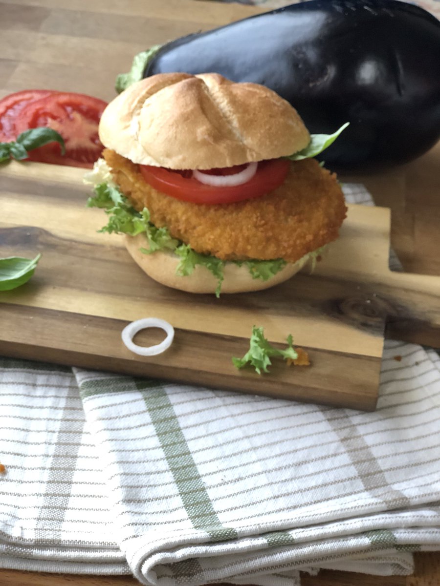 Dove vai domani in spiaggia o sui monti? Questo #panino con #hamburger di #melanzane e #scombro è perfetto ovunque tu vada... trovi come farlo qui

lalunasulcucchiaio.it/2018/06/panini…
#panini #deliciussummer #oggisgombro #fish #makerel #deliciusfans #ad #deliciusfans #lalunasulcucchiaio