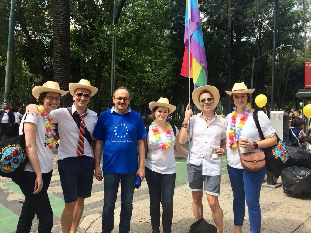 AlemaniaMexi's tweet photo. Mientras que en #Sochi #DieMannschaft se prepara para enfrentar a #Suecia:
En la #CDMX los colegas de las embajadas de #Alemania y #Suecia y el #cuerpodiplomstico se juntan a la 🏳️‍🌈#MarchaDelOrgullo #pride2018 #pride https://t.co/WdH2BCbUNR
