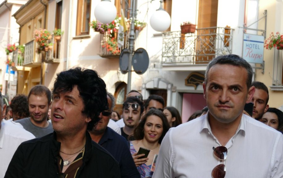 #BillieJoeArmstrong, in visita a #Viggiano alla scoperta delle sue origini #lucane!!
#Italy #Basilicata #Viggiano #Lucania
<a href="/billiejoe/">Billie Joe Armstrong</a> <a href="/GreenDay/">Green Day</a>