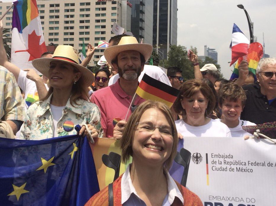 AlemaniaMexi's tweet photo. Los embajadores de #Alemania🇩🇪 u #Suecia 🇸🇪 juntos en la #marchadeorgullo🏳️‍🌈 #cdmx
#gerswe🇩🇪🇸🇪 https://t.co/piw9VuOnMy