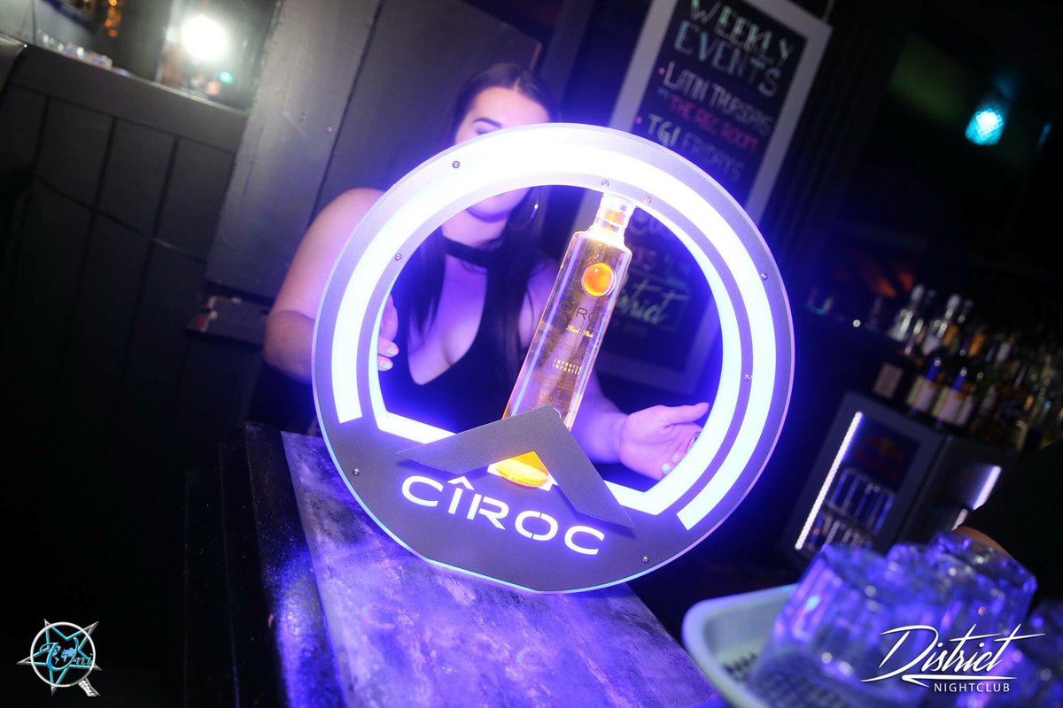 DistrictKw's tweet photo. Light up the night! 🍾🍾🍾
#spotlightsaturdays https://t.co/omqlavaipR