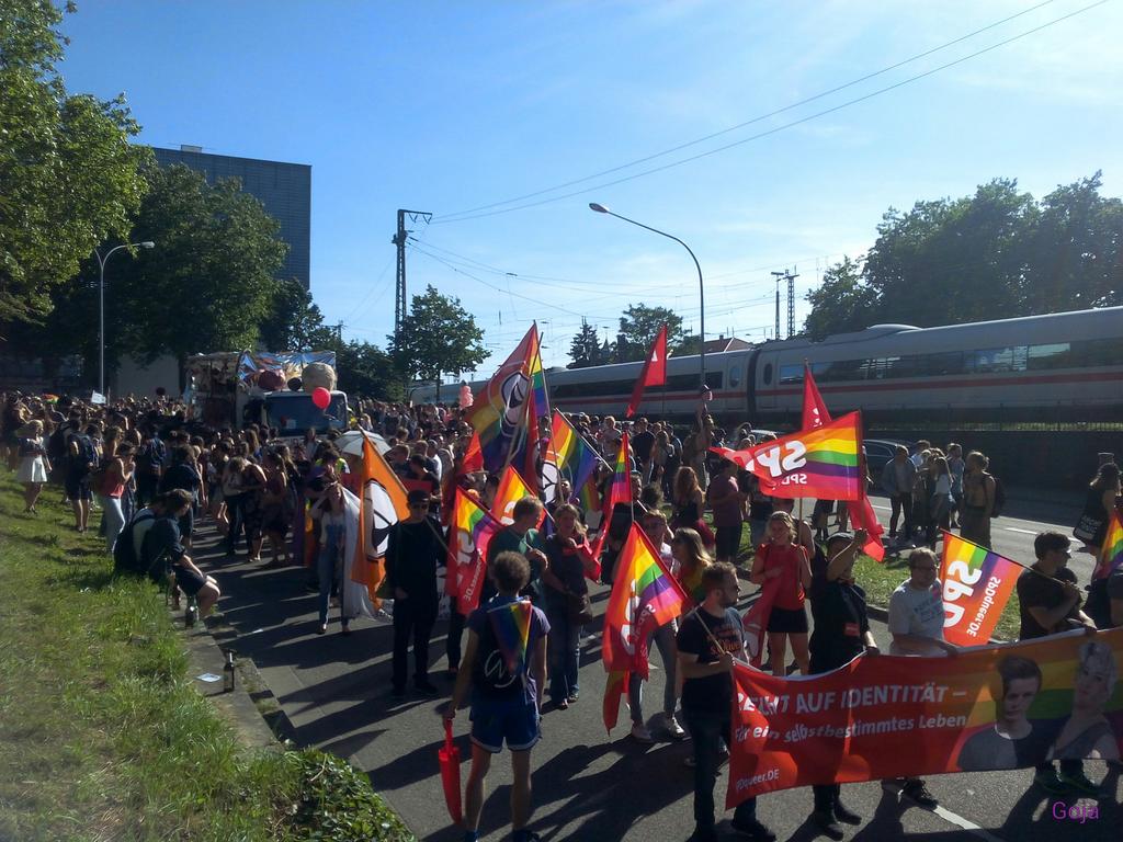 Billow4's tweet photo. Kunterbunter #CSDfreiburg mit @PiratenBzVFR @die_linke_fr @JusosFreiburg https://t.co/e9DizLlQ4M