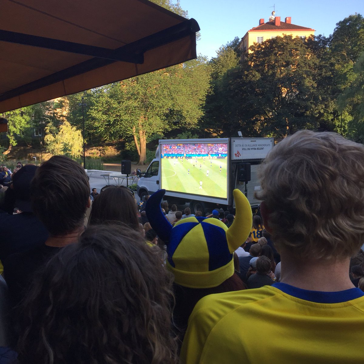 Vardagsspanning's tweet photo. Dra ur sladden på storbildsskärmen. #spänningivardagen https://t.co/20zPLibbDl