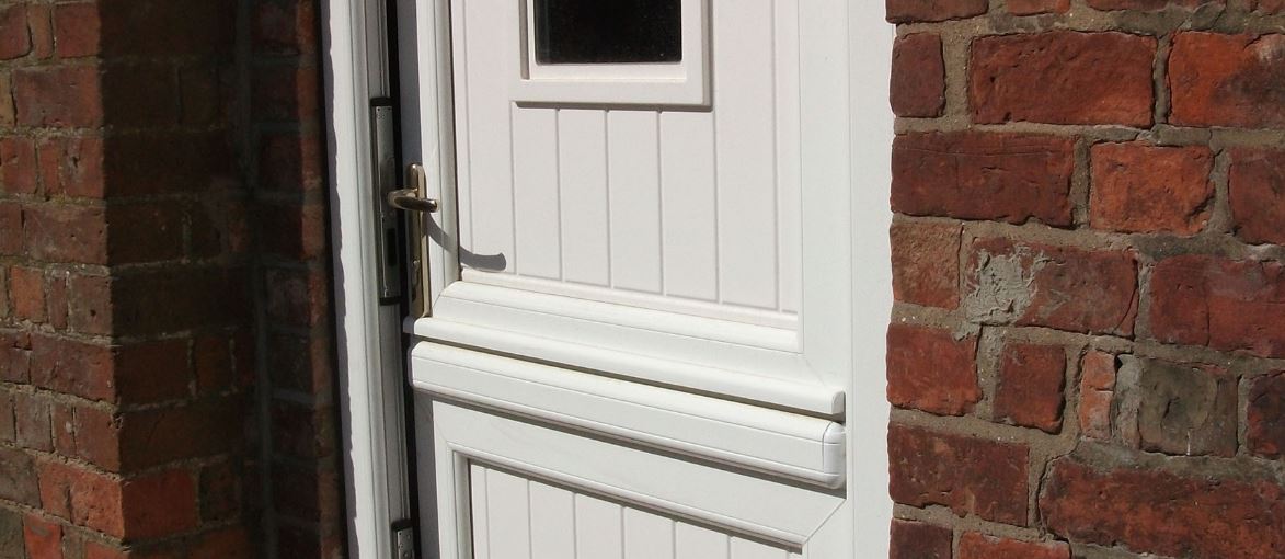 Flair_Windows's tweet photo. Have you considered having stable doors in your home? They are perfect if you would like to let in some fresh air or to use as a hatch. Get in touch to find out more. #stabledoors #flairwindows https://t.co/ojrVftINHt