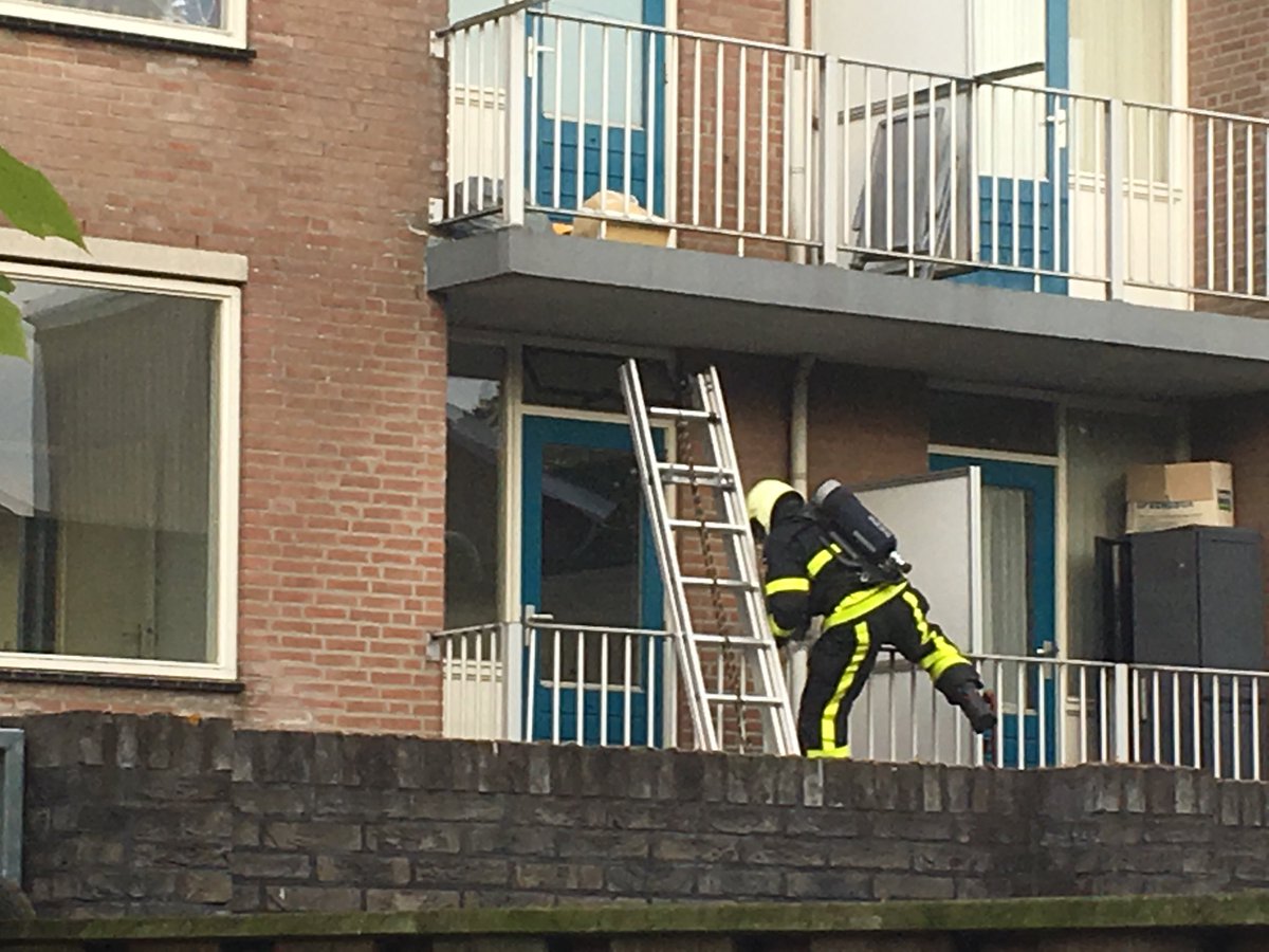 ronvanwijk's tweet photo. Wat is er aan de hand bij de achterbuurten? #rijen https://t.co/saukbhIVoE