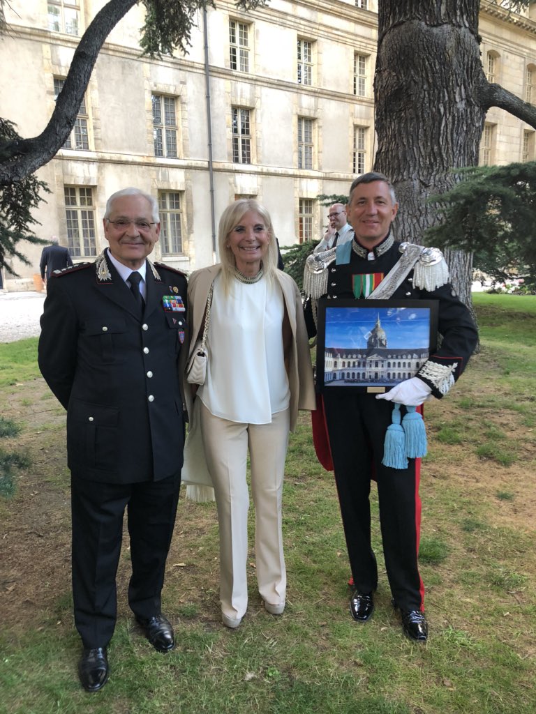 ItalyinFrance's tweet photo. L’Ambasciatrice d’Italia Teresa Castaldo con il Generale di Corpo d’Armata Luigi Longobardi, Comandante delle scuole dell’Arma dei @_Carabinieri_ prima dell’esibizione della Banda dell’Arma al Festival International de Musique Militaire a Parigi #fimmp https://t.co/ryjgRXhFH4