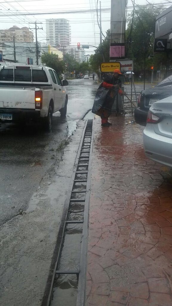 DouglasBorrell's tweet photo. Nuestras brigadas de #Mantenimiento realizando limpieza y desagües en la #AvJoseContreras con #AlmaMaster cuyo lugar estaba inundado por motivos de las grandes lluvias. Gracias a @adidigomez y @marienaristy por hacernos la notificación @MOPCRD https://t.co/pOYyIc6s3A