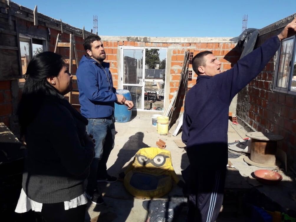 DelfinoLucasOk's tweet photo. Eliana y Fabricio, vecinos de Villa Tesei, perdieron el techo de su casa y muchas pertenencias con el temporal de octubre. Nos alegra saber que pudimos aportar desde nuestro lugar para que puedan recuperar su casa. Entre todos siempre es mejor 💪 ¡Gracias por volver a recibirnos! https://t.co/rYezOCMKCW