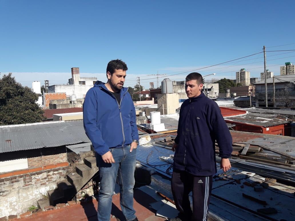 DelfinoLucasOk's tweet photo. Eliana y Fabricio, vecinos de Villa Tesei, perdieron el techo de su casa y muchas pertenencias con el temporal de octubre. Nos alegra saber que pudimos aportar desde nuestro lugar para que puedan recuperar su casa. Entre todos siempre es mejor 💪 ¡Gracias por volver a recibirnos! https://t.co/rYezOCMKCW